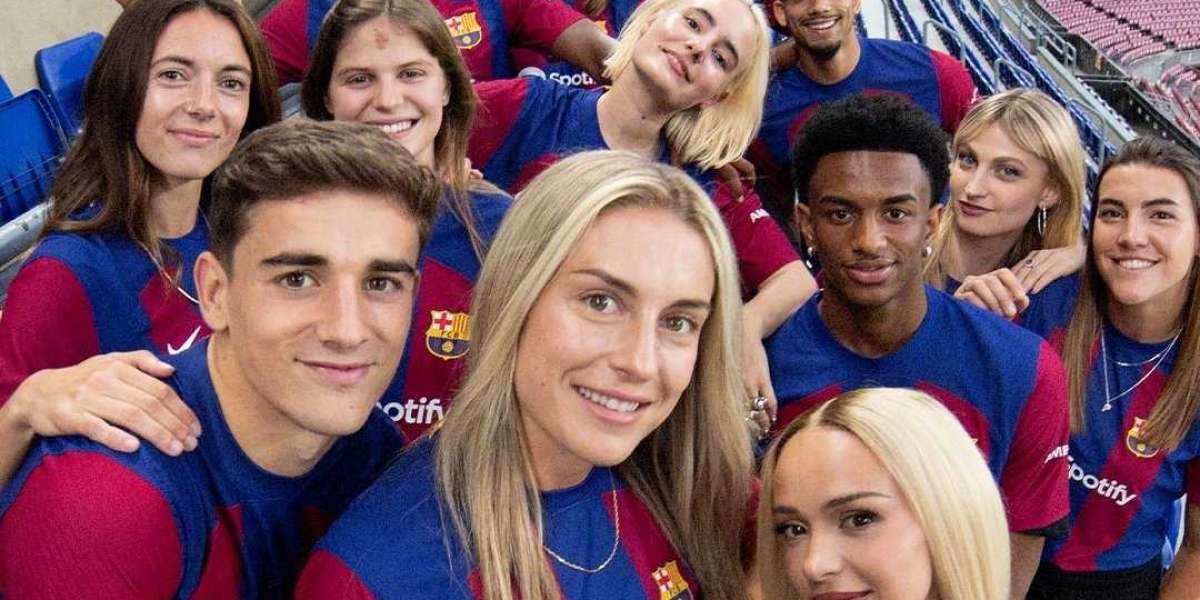Barcelona hat den Pioniergeist des Frauenfußballs geerbt und das neue Heimtrikot für die Saison 2023/24 auf den Markt ge
